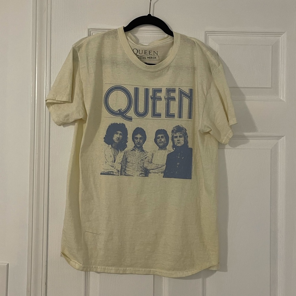Queen Graphic T-Shirt | Size Medium